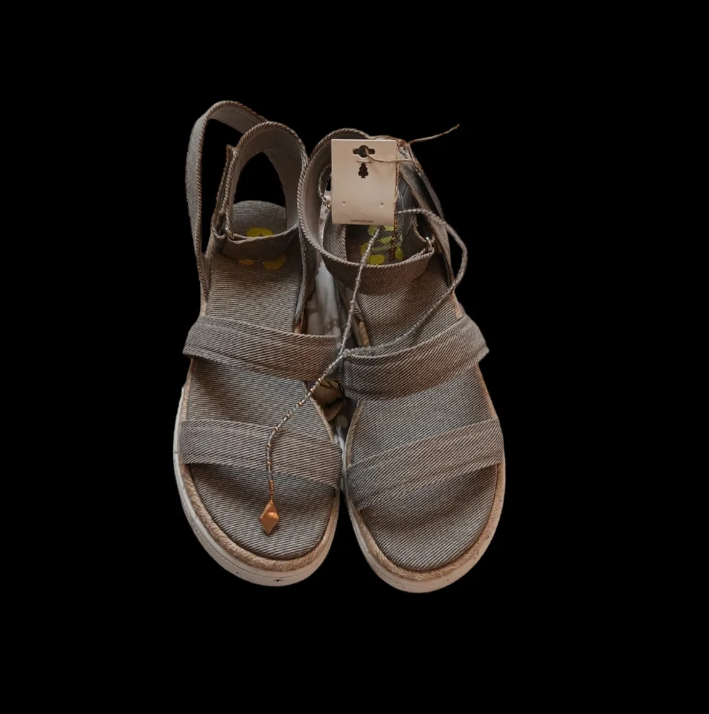 'Rocket Dog' Sandals and Necklace - Picture 3 of 5